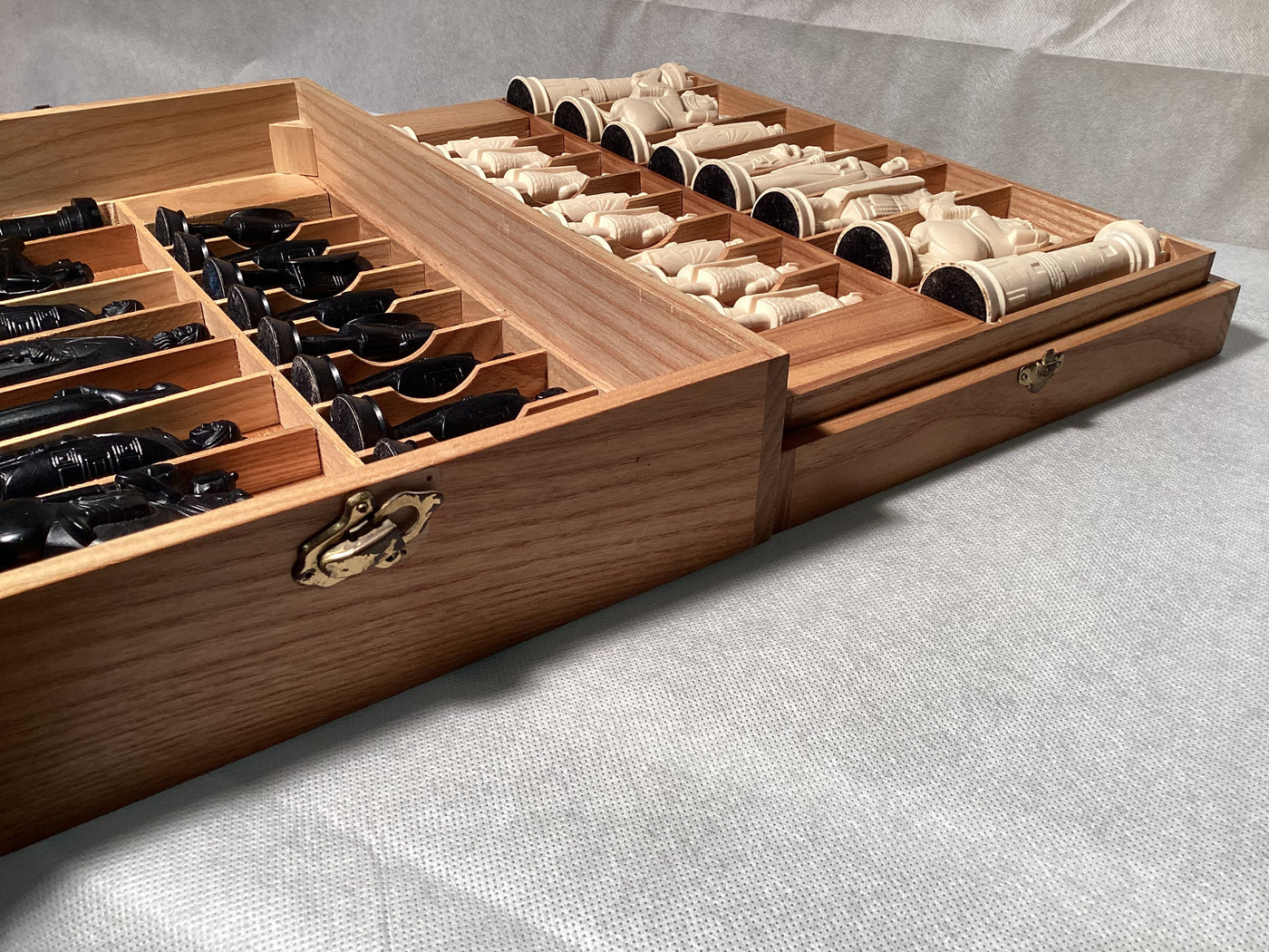 Schachtisch, Spieltisch aus Holz für Schach mit 32 Figuren