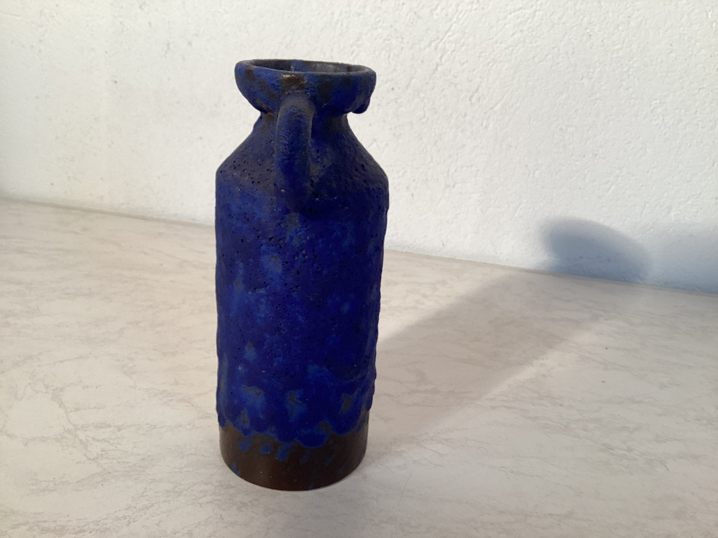 Schöne Vase blau stumpf in Handarbeit