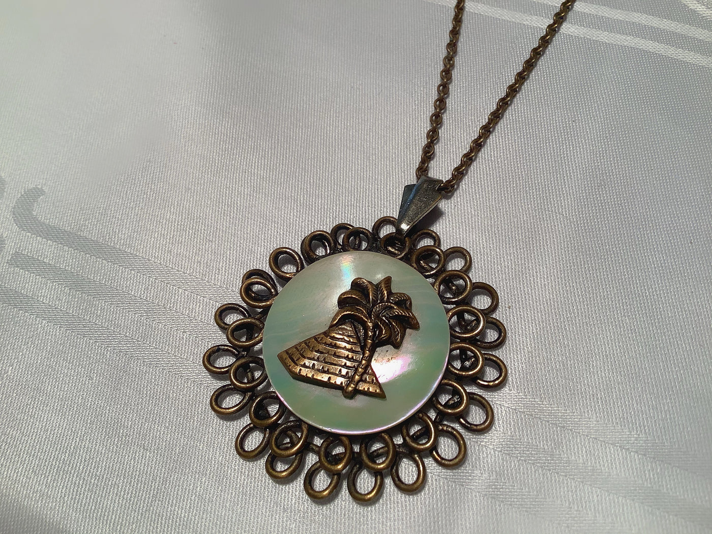 Kette mit Pyramidenanhänger - Modeschmuck