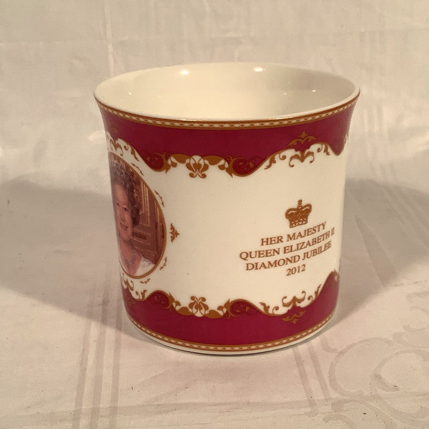 Antike Queen Elizabeth Tasse, Heritage Fine Bone China