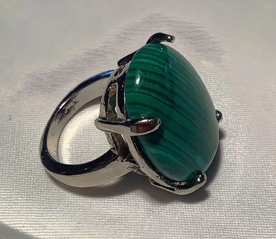 Ring mit grünem Stein - Modeschmuck