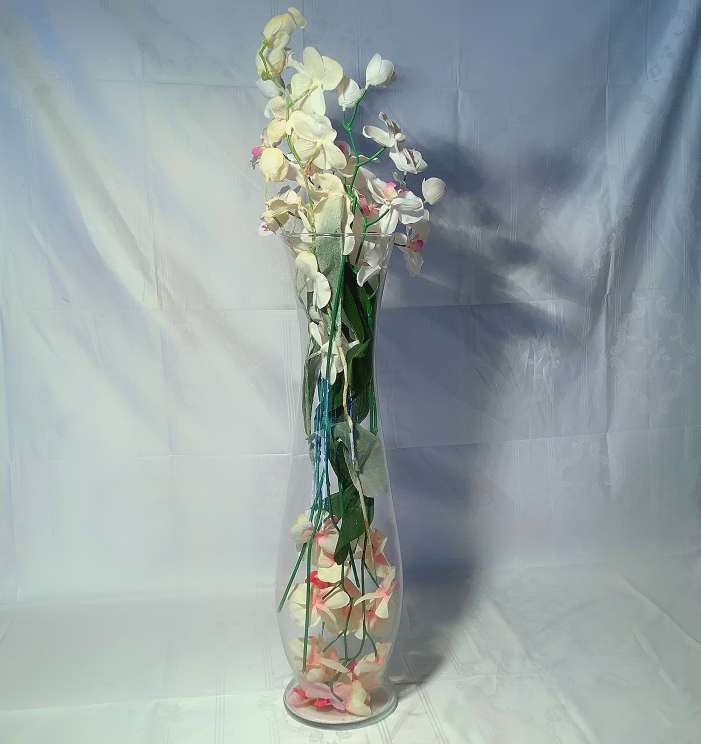 Schöne Kunststoff-Vase mit Blumeninhalt